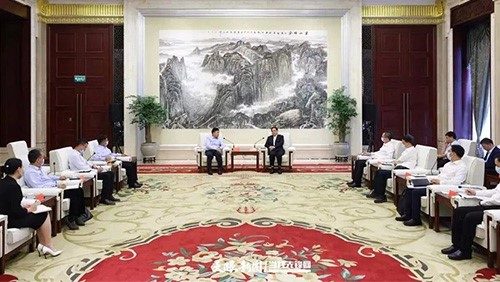 貴州省委書記、省人大常委會(huì)主任徐麟會(huì)見(jiàn)中偉控股集團(tuán)董事長(zhǎng)鄧偉明一行